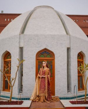 Nimra Khan Instagram - Nimra. ✨❤️

Makeup campaign for @nora_e_beauty_salon 🕊️ 
Dress by : @shakeelsbyzeeshandanish 
Jewellery by @zevargram 
Styling/Reel by @harry_events_and_pr @harry_majid_mughal 
@ayeshaijazphotography