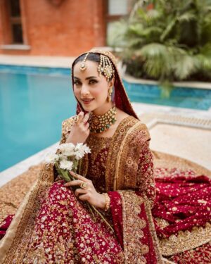 Nimra Khan Instagram - Nimra. ✨❤️

Makeup campaign for @nora_e_beauty_salon 🕊️ 
Dress by : @shakeelsbyzeeshandanish 
Jewellery by @zevargram 
Styling/Reel by @harry_events_and_pr @harry_majid_mughal 
@ayeshaijazphotography