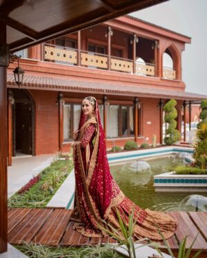 Nimra Khan Instagram - Nimra. ✨❤️

Makeup campaign for @nora_e_beauty_salon 🕊️ 
Dress by : @shakeelsbyzeeshandanish 
Jewellery by @zevargram 
Styling/Reel by @harry_events_and_pr @harry_majid_mughal 
@ayeshaijazphotography