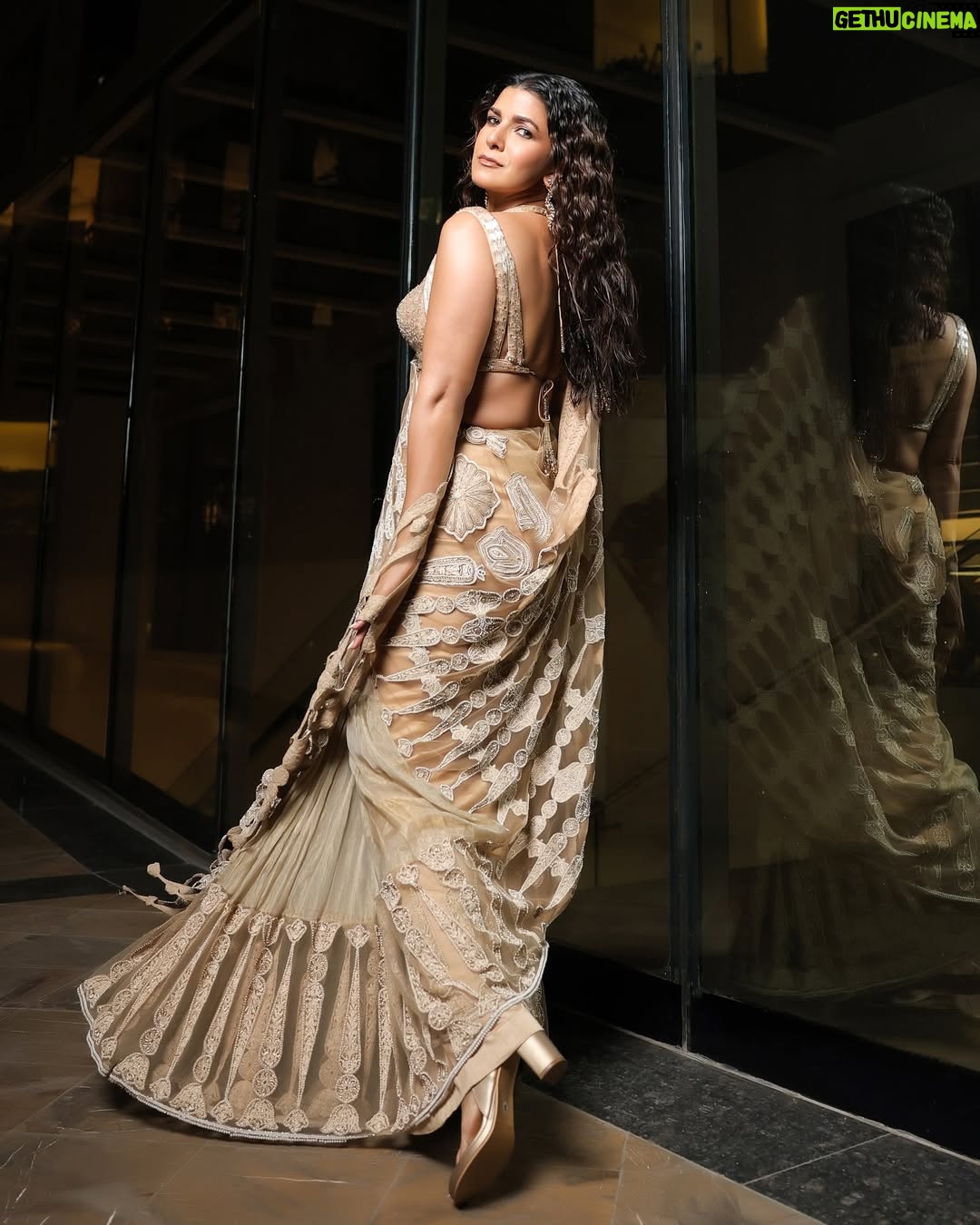 Nimrat Kaur - 46.8K Likes - Golden night! @iifa ✨🖤
Hair and makeup by: @shraddhamishra8
Styling: @namitaalexander assisted by @kudratanand
Photos by: @siddharthpruthiphotography & @shekhawatprahalad
Outfit: @abhisheksharmastudio
Earrings: @kalajeejewellery
Rings: @kalajeejewellery @shreejeejaipur