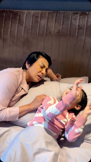 Ning Baizura Instagram - Anak anak pun suka dengan bantal Pillow King ni. Colourful, comfy dan memang fluffy! Siapa tengok live kakak semalam mesti tahu yang Ryan loves this pillow so much. Kakak tak nak cakap banyak, boleh grab dalam beg kuning. Or else come join my live, mana tau ada voucher 😍✨
LIVE ON TIK TOK 2.30pm TMRW ok? LOCK. 
#fyp #malaysia #ningbaizura #happening #pillowking #selamattidursayang