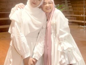 Nissa Sabyan Instagram - Life in this world is not always about happiness and always saying Alhamdulillah because Allah is still by your side.

Akhirnya bertemu kembali with my twin🤍🤍