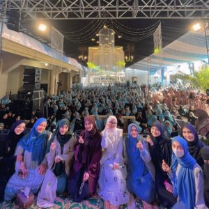 Nissa Sabyan Instagram - Terima kasih atas energinya tadi teman2 @addahlaaniyyah_hbt 

nanti kita sholawatan bareng lagi inshaAllah🥰