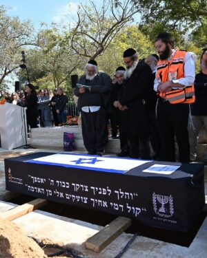 Noa Tishby Instagram - Yarden Bibas buried his wife Shiri and their two sons Kfir and Ariel today. May their memories be a blessing. 

📸: Eitan Oner