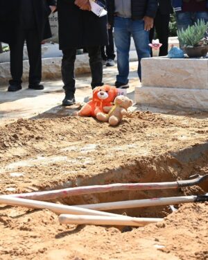 Noa Tishby Instagram - Yarden Bibas buried his wife Shiri and their two sons Kfir and Ariel today. May their memories be a blessing. 

📸: Eitan Oner