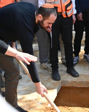 Noa Tishby Instagram - Yarden Bibas buried his wife Shiri and their two sons Kfir and Ariel today. May their memories be a blessing. 

📸: Eitan Oner