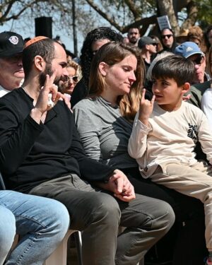 Noa Tishby Instagram - Yarden Bibas buried his wife Shiri and their two sons Kfir and Ariel today. May their memories be a blessing. 

📸: Eitan Oner