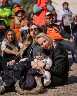 Noa Tishby Instagram - The Nation of Israel is mourning today as Shiri Bibas and her two sons Kfir and Ariel are laid to rest. 💔🧡

📸: Miriam Alster and Avshalom Sassoni / Flash90