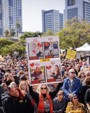 Noa Tishby Instagram - The Nation of Israel is mourning today as Shiri Bibas and her two sons Kfir and Ariel are laid to rest. 💔🧡

📸: Miriam Alster and Avshalom Sassoni / Flash90