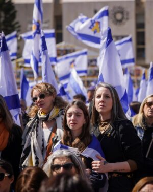Noa Tishby Instagram - The Nation of Israel is mourning today as Shiri Bibas and her two sons Kfir and Ariel are laid to rest. 💔🧡

📸: Miriam Alster and Avshalom Sassoni / Flash90