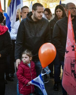 Noa Tishby Instagram - The Nation of Israel is mourning today as Shiri Bibas and her two sons Kfir and Ariel are laid to rest. 💔🧡

📸: Miriam Alster and Avshalom Sassoni / Flash90