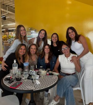 Nohely Arteaga Instagram - Gente luminosa, así son mis amigas !!! Las quiero ❤️❤️❤️❤️❤️

Decidimos una vez al mes vernos, escucharnos, reírnos, planificar, soñar... 

Sacan tiempo para sus amigas? Etiquétalas. 

En @casacanela.ve
