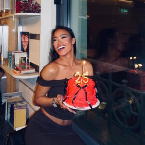 Nona Sobo Instagram - Más allá de la celebración, más allá de los regalos y las felicitaciones, este día me da la oportunidad de reflexionar sobre lo que realmente importa. Y lo que importa, sin duda, es la gente que me ha acompañado en este camino, la gente que me apoya, me cuida y me levanta cuando más lo necesito. La gente que, aunque no siempre lo diga, está allí, en los detalles más simples: en un mensaje, en un gesto, en una mirada. Esos pequeños momentos que hacen que todo lo demás cobre sentido.

Me siento profundamente agradecida por quienes han estado a mi lado, quienes han creído en mí incluso cuando yo no lo hacía. 
Aquellos que me aceptan tal y como soy, con mis luces y sombras, con mis aciertos y errores. Son ustedes quienes hacen que todo valga la pena.

Y hoy, con toda mi alma, quiero darles las gracias. Gracias por su cariño, por su paciencia, por su tiempo, por ser ustedes mismos. Gracias por ser parte de mi vida. 🤍🫶🏽