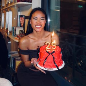 Nona Sobo Instagram - Más allá de la celebración, más allá de los regalos y las felicitaciones, este día me da la oportunidad de reflexionar sobre lo que realmente importa. Y lo que importa, sin duda, es la gente que me ha acompañado en este camino, la gente que me apoya, me cuida y me levanta cuando más lo necesito. La gente que, aunque no siempre lo diga, está allí, en los detalles más simples: en un mensaje, en un gesto, en una mirada. Esos pequeños momentos que hacen que todo lo demás cobre sentido.

Me siento profundamente agradecida por quienes han estado a mi lado, quienes han creído en mí incluso cuando yo no lo hacía. 
Aquellos que me aceptan tal y como soy, con mis luces y sombras, con mis aciertos y errores. Son ustedes quienes hacen que todo valga la pena.

Y hoy, con toda mi alma, quiero darles las gracias. Gracias por su cariño, por su paciencia, por su tiempo, por ser ustedes mismos. Gracias por ser parte de mi vida. 🤍🫶🏽