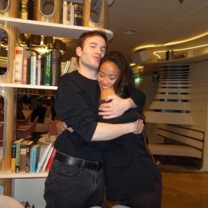 Nona Sobo Instagram - Más allá de la celebración, más allá de los regalos y las felicitaciones, este día me da la oportunidad de reflexionar sobre lo que realmente importa. Y lo que importa, sin duda, es la gente que me ha acompañado en este camino, la gente que me apoya, me cuida y me levanta cuando más lo necesito. La gente que, aunque no siempre lo diga, está allí, en los detalles más simples: en un mensaje, en un gesto, en una mirada. Esos pequeños momentos que hacen que todo lo demás cobre sentido.

Me siento profundamente agradecida por quienes han estado a mi lado, quienes han creído en mí incluso cuando yo no lo hacía. 
Aquellos que me aceptan tal y como soy, con mis luces y sombras, con mis aciertos y errores. Son ustedes quienes hacen que todo valga la pena.

Y hoy, con toda mi alma, quiero darles las gracias. Gracias por su cariño, por su paciencia, por su tiempo, por ser ustedes mismos. Gracias por ser parte de mi vida. 🤍🫶🏽