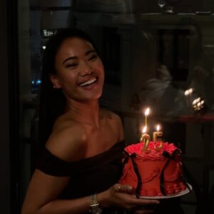 Nona Sobo Instagram - Más allá de la celebración, más allá de los regalos y las felicitaciones, este día me da la oportunidad de reflexionar sobre lo que realmente importa. Y lo que importa, sin duda, es la gente que me ha acompañado en este camino, la gente que me apoya, me cuida y me levanta cuando más lo necesito. La gente que, aunque no siempre lo diga, está allí, en los detalles más simples: en un mensaje, en un gesto, en una mirada. Esos pequeños momentos que hacen que todo lo demás cobre sentido.

Me siento profundamente agradecida por quienes han estado a mi lado, quienes han creído en mí incluso cuando yo no lo hacía. 
Aquellos que me aceptan tal y como soy, con mis luces y sombras, con mis aciertos y errores. Son ustedes quienes hacen que todo valga la pena.

Y hoy, con toda mi alma, quiero darles las gracias. Gracias por su cariño, por su paciencia, por su tiempo, por ser ustedes mismos. Gracias por ser parte de mi vida. 🤍🫶🏽