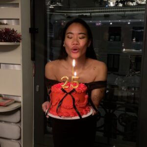 Nona Sobo Instagram - Más allá de la celebración, más allá de los regalos y las felicitaciones, este día me da la oportunidad de reflexionar sobre lo que realmente importa. Y lo que importa, sin duda, es la gente que me ha acompañado en este camino, la gente que me apoya, me cuida y me levanta cuando más lo necesito. La gente que, aunque no siempre lo diga, está allí, en los detalles más simples: en un mensaje, en un gesto, en una mirada. Esos pequeños momentos que hacen que todo lo demás cobre sentido.

Me siento profundamente agradecida por quienes han estado a mi lado, quienes han creído en mí incluso cuando yo no lo hacía. 
Aquellos que me aceptan tal y como soy, con mis luces y sombras, con mis aciertos y errores. Son ustedes quienes hacen que todo valga la pena.

Y hoy, con toda mi alma, quiero darles las gracias. Gracias por su cariño, por su paciencia, por su tiempo, por ser ustedes mismos. Gracias por ser parte de mi vida. 🤍🫶🏽