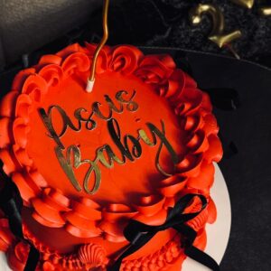Nona Sobo Instagram - Más allá de la celebración, más allá de los regalos y las felicitaciones, este día me da la oportunidad de reflexionar sobre lo que realmente importa. Y lo que importa, sin duda, es la gente que me ha acompañado en este camino, la gente que me apoya, me cuida y me levanta cuando más lo necesito. La gente que, aunque no siempre lo diga, está allí, en los detalles más simples: en un mensaje, en un gesto, en una mirada. Esos pequeños momentos que hacen que todo lo demás cobre sentido.

Me siento profundamente agradecida por quienes han estado a mi lado, quienes han creído en mí incluso cuando yo no lo hacía. 
Aquellos que me aceptan tal y como soy, con mis luces y sombras, con mis aciertos y errores. Son ustedes quienes hacen que todo valga la pena.

Y hoy, con toda mi alma, quiero darles las gracias. Gracias por su cariño, por su paciencia, por su tiempo, por ser ustedes mismos. Gracias por ser parte de mi vida. 🤍🫶🏽