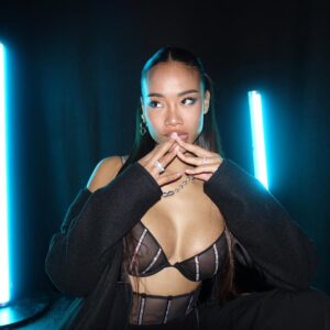 Nona Sobo Instagram - dios me hizo linda porque habia que equilibrar mi carácter de mierda de alguna manera 🫶🏽 Gracias  a @maybelline_es por contar conmigo para la #unexpectedpartymaybelline 🤍