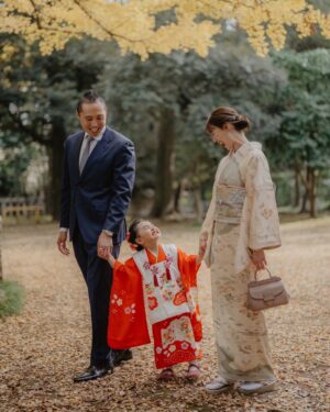 Nonoka Ono Instagram - 七五三のお参りは
結婚式を挙げた赤坂氷川神社に
お願いしました。

同じロケーションで
写真も撮っていただいたので
並べてみたら泣けちゃった🥹✨笑

これからも
みんな仲良くよく笑い、
楽しく歳を重ねていきたいなと
強く思いました。

撮影
@mythel_anniversary 
@mythel__ 

メイク
@kumiko_makeup_hi 

私のお着物
@palwa.3444

#七五三 #3歳七五三 #女の子ママ