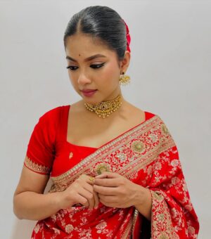 Oindrila Bose Instagram - বিয়েবাড়ী🌼🌝

HMU @make_up_artist_babanislam 
Styled by @subrata_stylist

#indianbigfatwedding #saree #fun #love #hope #explore #explorepage