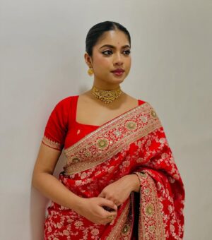 Oindrila Bose Instagram - বিয়েবাড়ী🌼🌝

HMU @make_up_artist_babanislam 
Styled by @subrata_stylist

#indianbigfatwedding #saree #fun #love #hope #explore #explorepage