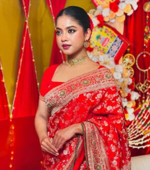 Oindrila Bose Instagram - বিয়েবাড়ী🌼🌝

HMU @make_up_artist_babanislam 
Styled by @subrata_stylist

#indianbigfatwedding #saree #fun #love #hope #explore #explorepage