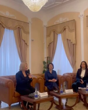 Oksana Fedorova Instagram - Друзья, наш Всероссийский фестиваль «Моя Россия: музыкальное путешествие" стартовал в Уфе - в знаменательный день - День рождения Федора Ивановича Шаляпина - 13 февраля!
Для меня это очень родной и близкий по духу город, где живут и работают замечательные, талантливые люди, бережно хранящие и передающие подрастающему поколению память о первых профессиональных шагах будущего великого артиста, которые он сделал именно в Уфе!
Открыла фестиваль Церемония возложения цветов к памятнику Ф.И. Шаляпину с участием Министра культуры РБ Амины Ивниевны Шафиковой и Уфимского отделения Шаляпинского межрегионального центра.
Затем в рамках пресс-конференции мы представили программу Фестиваля, а завершением программы первого дня стал кинопоказ телефильма "Петербург Шаляпина и Рахманинова" сразу в 2-х залах кинотеатра "Родина" с презентацией выставки «Восхождение. Музыкальные звёзды Башкортостана», подготовленной Музеем музыки им. Ф.И. Шаляпина.
Я очень рада, что Фестиваль так тепло встречен в столице Башкортостана ❤️
Фестивальная программа второго дня полностью посвящена юным талантам региона ⏩️
--------------------------
Фестиваль проводится моим фондом @fedorovafond при поддержке Президентского фонда культурных инициатив, а также при содействии Министерства культуры РБ на территории Уфы.
Официальный сайт проекта: https://музыкальноепутешествие.рф/season4/
#ФондКультурныхИнициатив
#музыкальноепутешествие