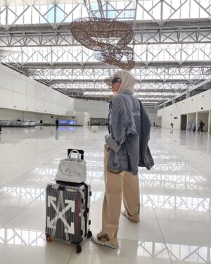 Olla Ramlan Instagram - Fashions fade, style is eternal.🔥

Detail : 

Bag - @ende.indonesia by @novitadewi.official 
Denim Jacket - @balenciaga 
Shoes - @maisonalaia 
Cabin - @rimowa X @off____white 

#olramstyle