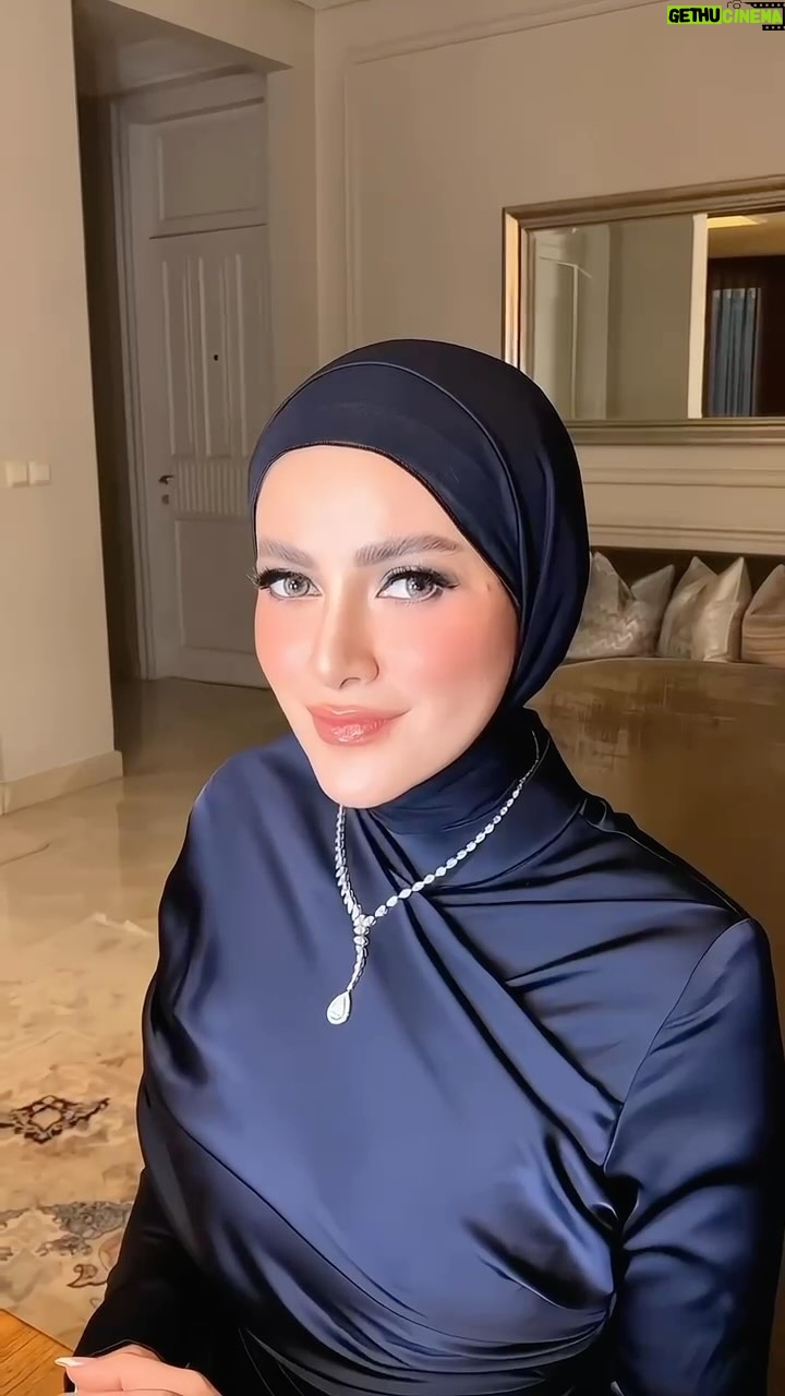 Olla Ramlan - 3 Likes - “Your face tells a story—every smile, scar, and wrinkle is a chapter of who you are.”
MAKE UP - @aulia_neosevituri
NECKLACE - @adellejewellery
DRESS - @julianto.official
#olramstyle