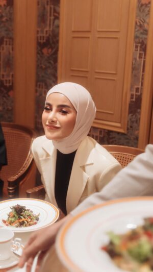 Olla Ramlan Instagram - Indahnya momen berbagi sukacita di bulan penuh berkah 🧡

Buka puasa bersama keluarga di @bachacoffeeid Plaza Senayan jadi istimewa! Setelah diawali dengan takjil favoritku, Chocolate Covered Coffee Beans, highlight dari Ramadan Set Menu-nya menurutku si Chicken Supreme dengan saffron rice & green chilli sauce ala Timur Tengah yang mantapnya juara! ✨

Sempurnakan dengan Ramadan-edition dessert, Pineapple Coconut Entremet yang cantik nan segar, berpadu berbagai pilihan Naturally CO2 Decaffeinated Coffees yang sangat rendah kafein dan nyaman untuk dikonsumsi setelah berbuka puasa. Pilihanku si wangi Midnight Sun Decaffeinated Coffee dengan hint salted caramel. ☕️️

Tips: Jangan lupa reservasi dulu untuk buka puasa yaa, tersedia hanya sampai 13 April! Dan pulangnya pasti kalap belanjain THR dengan berbagai Ramadan hampers untuk kerabat serta orang-orang terdekat. Marhaban Ya Ramadan! 🌙