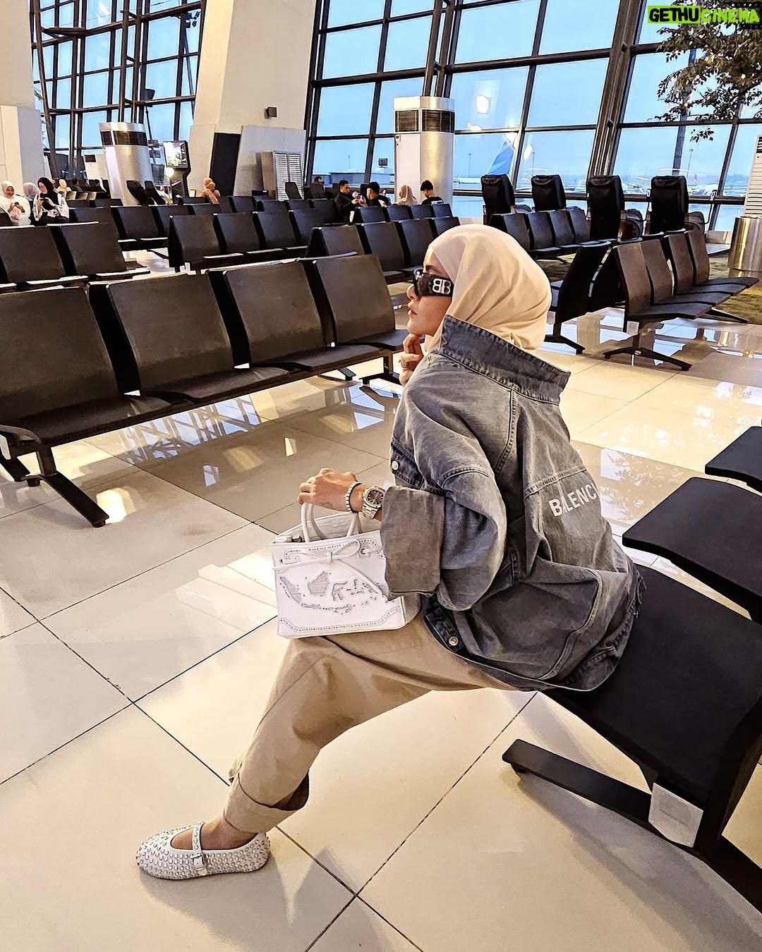 Olla Ramlan - 18.3K Likes - Fashions fade, style is eternal.🔥
Detail :
Bag - @ende.indonesia by @novitadewi.official
Denim Jacket - @balenciaga
Shoes - @maisonalaia
Cabin - @rimowa X @off____white
#olramstyle