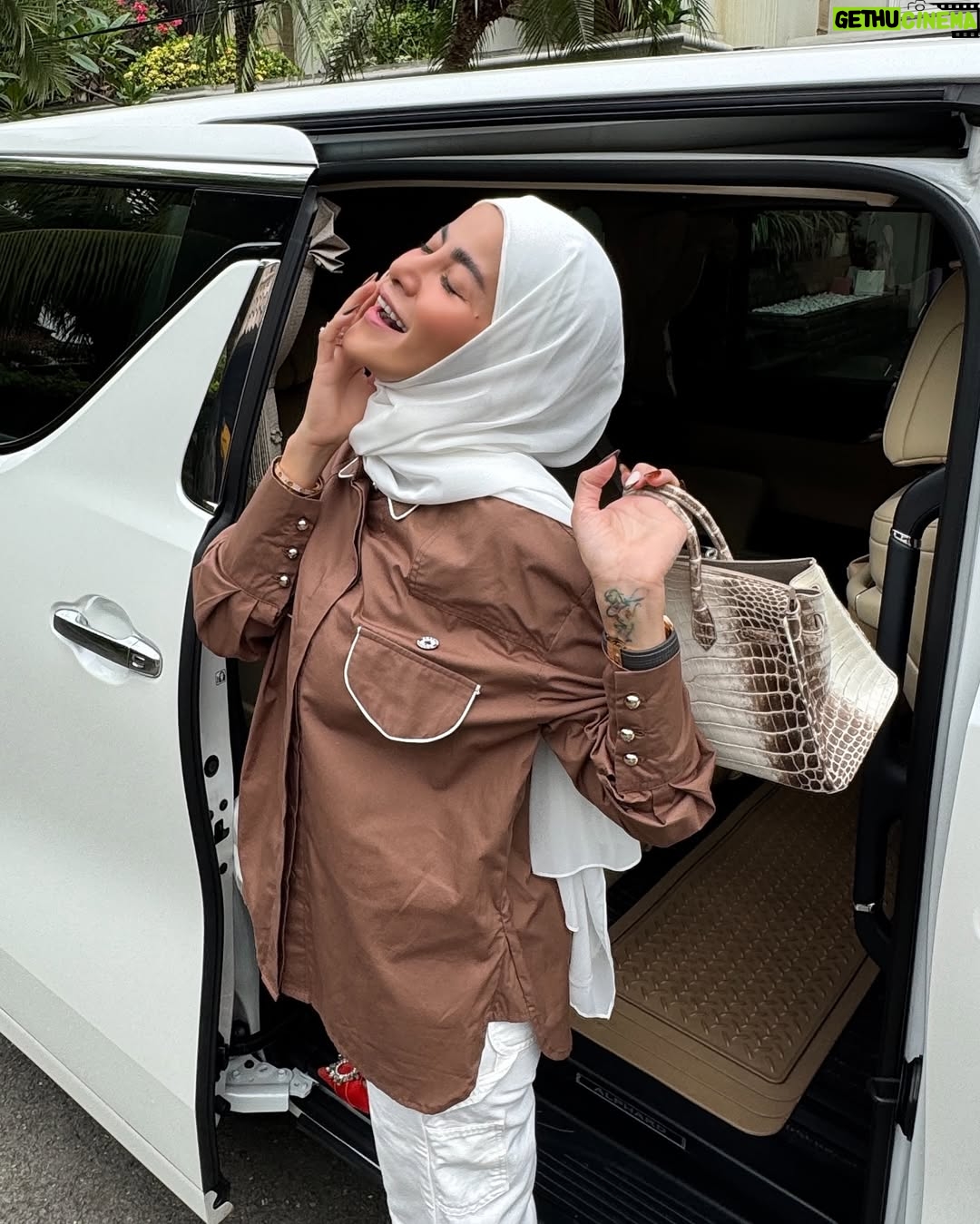 Olla Ramlan - 3 Likes - “Wear what makes you happy—because confidence is the best outfit!”
Wearing SHIRT - @ollivandlove 🔥
#olramstyle #thebrandisyou