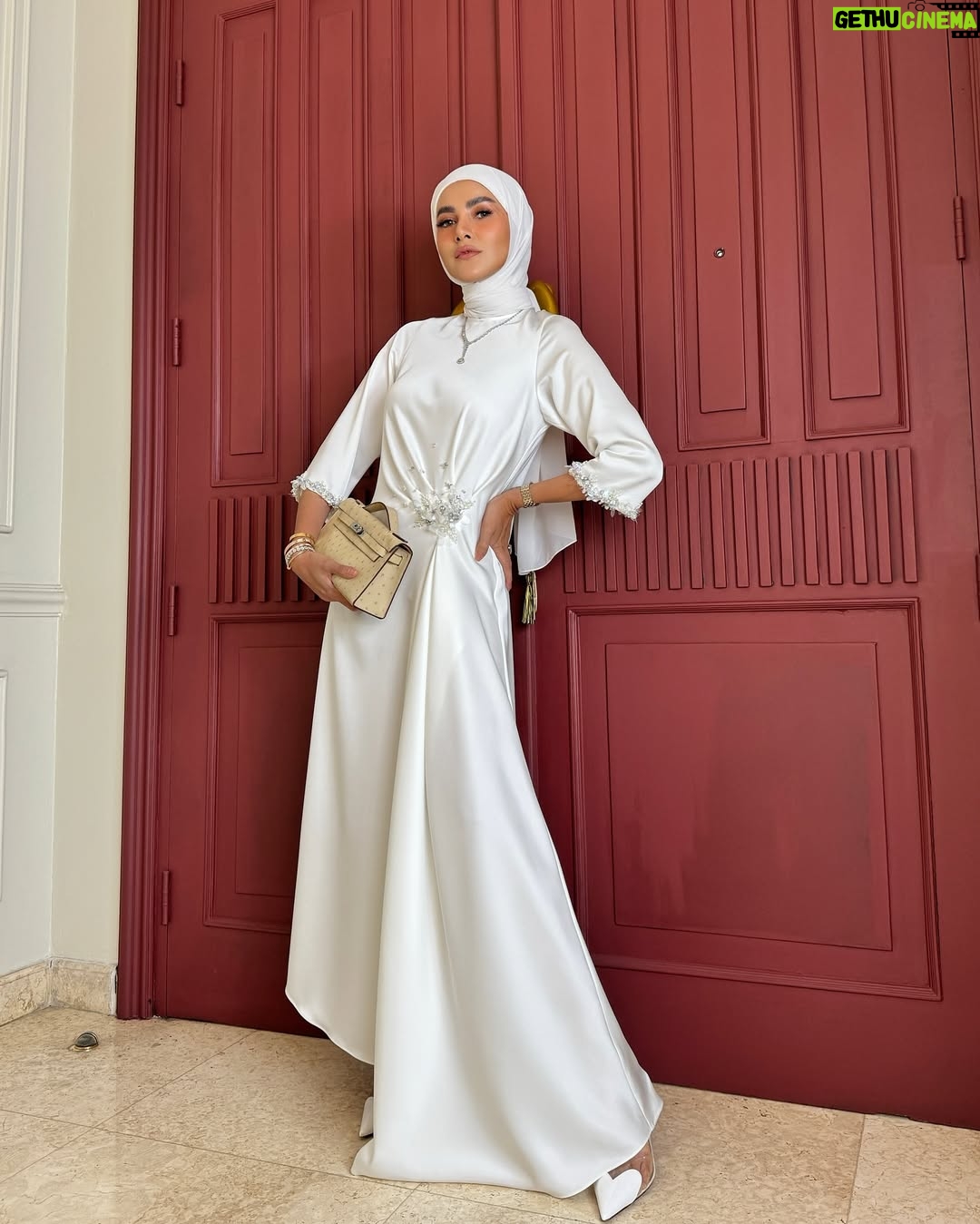 Olla Ramlan - 3 Likes - “The right dress doesn’t just cover you; it reveals who you truly are.”
Beautiful Dress For Raya Collection - @ayumiofficial_id @ayumimca
#olramstyle