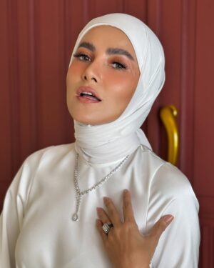 Olla Ramlan Instagram - “The right dress doesn’t just cover you; it reveals who you truly are.” 

Beautiful Dress For Raya Collection - @ayumiofficial_id @ayumimca 

#olramstyle