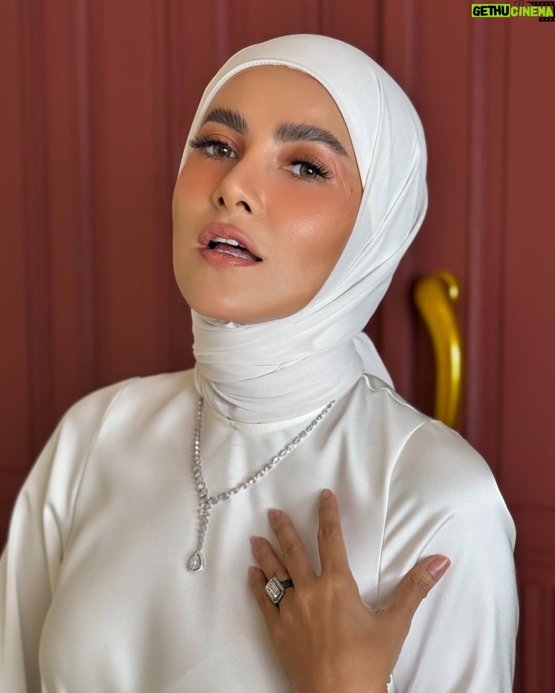 Olla Ramlan - 3 Likes - “The right dress doesn’t just cover you; it reveals who you truly are.”
Beautiful Dress For Raya Collection - @ayumiofficial_id @ayumimca
#olramstyle