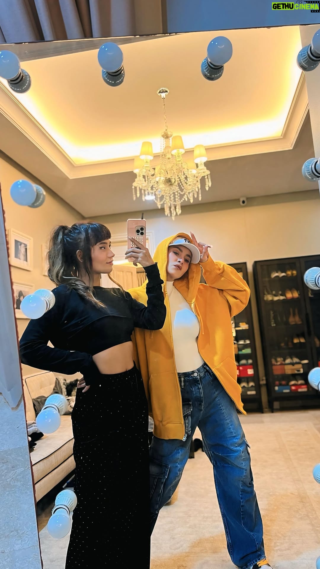 Olla Ramlan - 3 Likes - -LAST BUT NOT LEAST..-
Buat kalian yang BULLY atau yang MUJI, aku mau bagi-bagi THR nih. Coba tebak merk apa hoody warna kuning ini yang aku pake? 🔥
500RIBU PER ORANG UNTUK 3 ORANG PEMENANG!! 🔥🔥
My one and only favorite female dancer @jessicasicillia 💋
LET’S GO….
#olramstyle