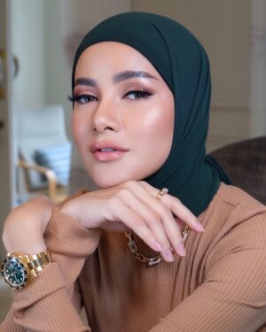 Olla Ramlan Instagram - LESS IS MORE “ MAKEUP LOOK “ @ollaramlan ✨

Kulit yang sehat menunjang hasil makeup yang maksimal, terkadang gak perlu foundation untuk mendapatkan hasil makeup FLAWLESS NATURAL seperti ini, kita hanya perlu memilih product yang tepat. 

Makeup @ariekhayzmakeup 
Using @dolcegabbana_beauty skin tin
Manage @allemanagement 

#ariekhayzmakeup #makeupartist 
#flawless #NaturalMakeup #ollaramlan