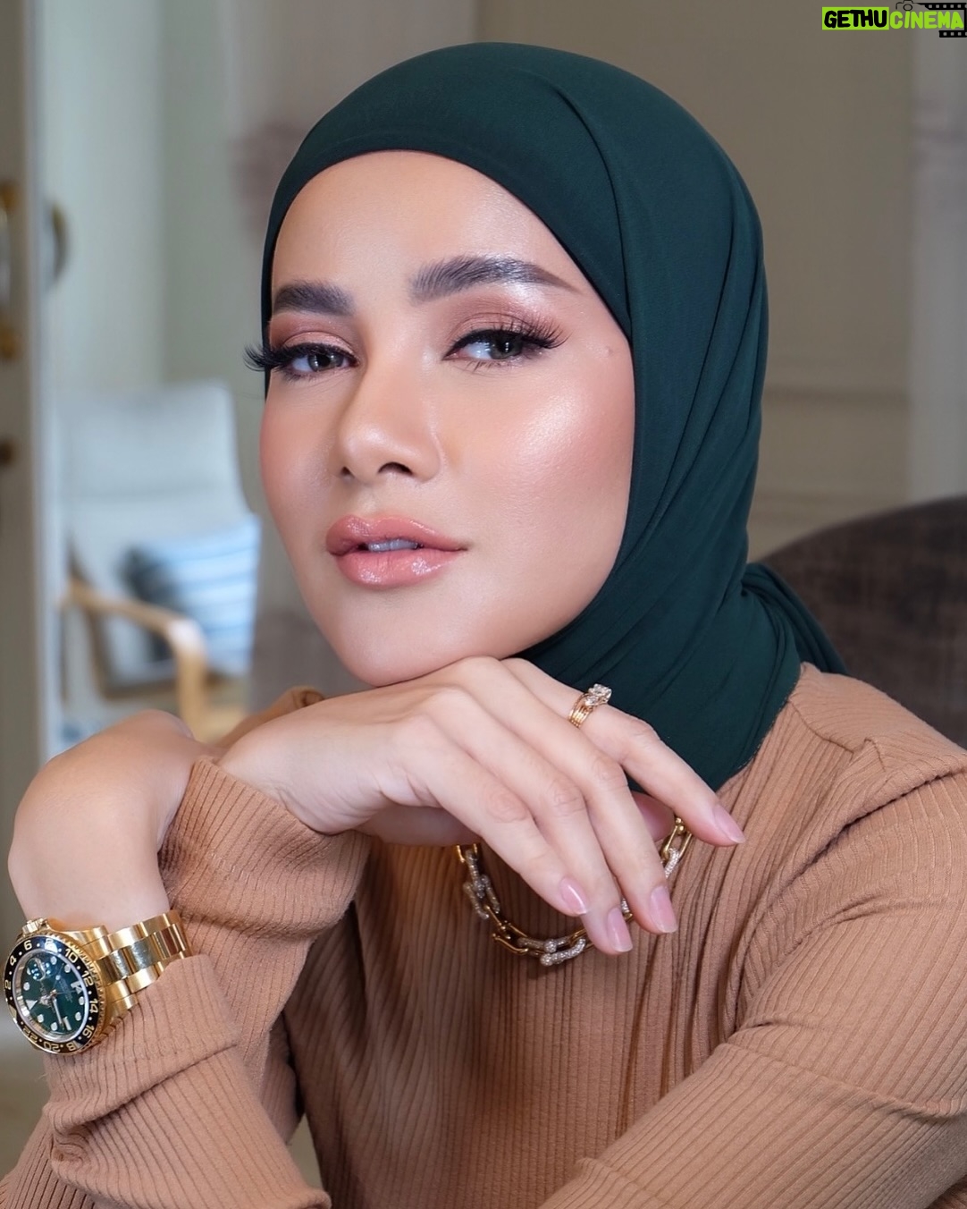 Olla Ramlan - 2.1K Likes - LESS IS MORE “ MAKEUP LOOK “ @ollaramlan ✨
Kulit yang sehat menunjang hasil makeup yang maksimal, terkadang gak perlu foundation untuk mendapatkan hasil makeup FLAWLESS NATURAL seperti ini, kita hanya perlu memilih product yang tepat.
Makeup @ariekhayzmakeup
Using @dolcegabbana_beauty skin tin
Manage @allemanagement
#ariekhayzmakeup #makeupartist
#flawless #NaturalMakeup #ollaramlan