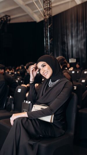 Olla Ramlan Instagram - “To paint one’s face is not to hide but to reveal—a reflection of the mood, the moment, and the mind.” 

Make Up - @aulia_neosevituri 🔥

#olramstyle
