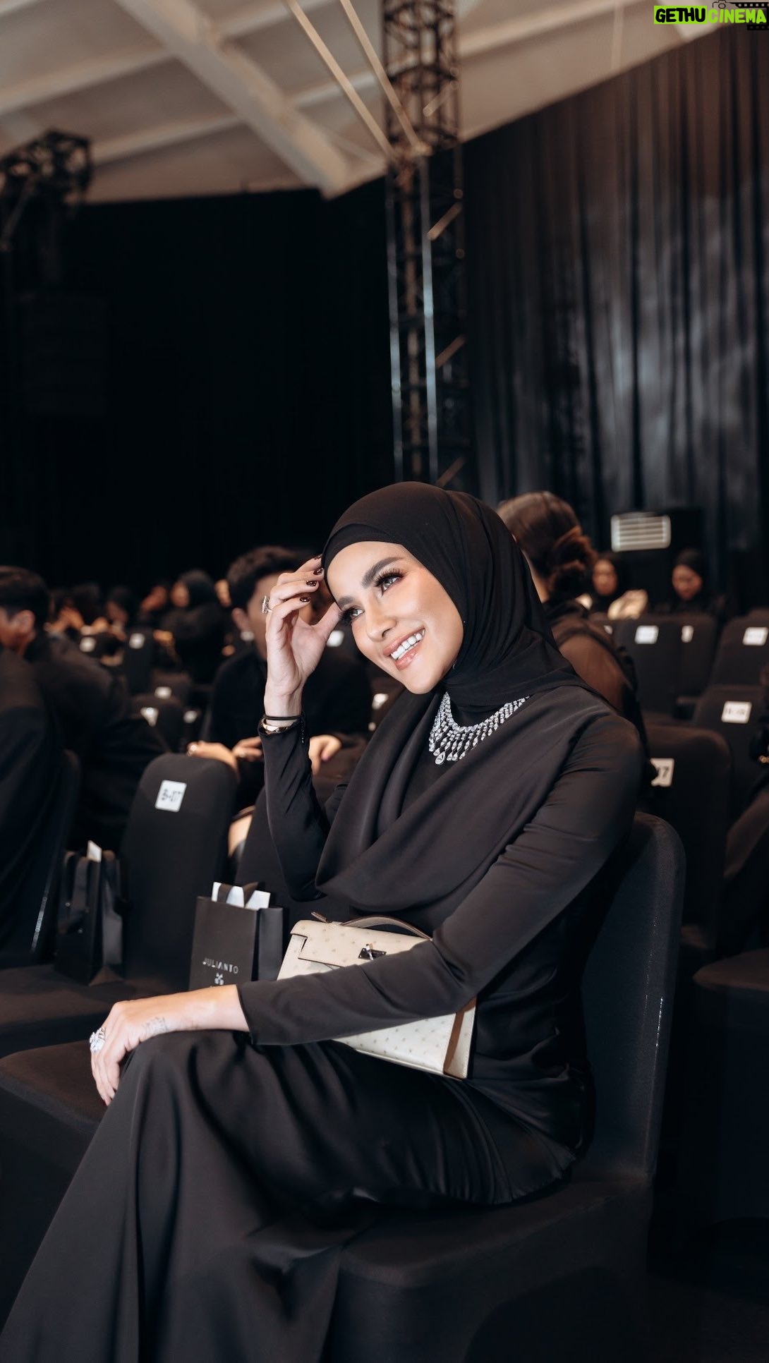 Olla Ramlan - 3 Likes - “To paint one’s face is not to hide but to reveal—a reflection of the mood, the moment, and the mind.”
Make Up - @aulia_neosevituri 🔥
#olramstyle