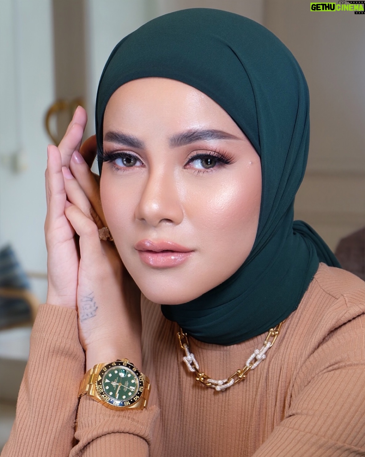 Olla Ramlan - 2.1K Likes - LESS IS MORE “ MAKEUP LOOK “ @ollaramlan ✨
Kulit yang sehat menunjang hasil makeup yang maksimal, terkadang gak perlu foundation untuk mendapatkan hasil makeup FLAWLESS NATURAL seperti ini, kita hanya perlu memilih product yang tepat.
Makeup @ariekhayzmakeup
Using @dolcegabbana_beauty skin tin
Manage @allemanagement
#ariekhayzmakeup #makeupartist
#flawless #NaturalMakeup #ollaramlan