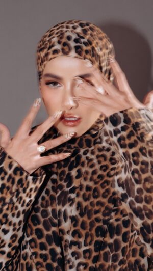 Olla Ramlan Instagram - Behind the scene photoshoot 

@zowzow.royalmansion X @ende.indonesia 🔥

Thank you…
@mozawahyu 
@julianto.official 
@aulia_neosevituri 
@jatupurwanti 
@bykevinloh 
@rhegi_mtf 
@brotheralle 
@mini_saputri 
@linneabeautybar_id 

And All Team…🔥🔥

#olramstyle #olramdiary