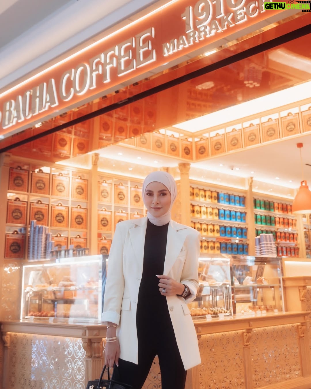 Olla Ramlan - 22.4K Likes - “Eat together, for shared meals bring even further blessings.” ✨🌙
Beberapa cuplikan sesi Iftar seru bersama my beloved ones, @cintaramlanunes @jomi.nunes @brotheralle minggu lalu di @bachacoffeeid Plaza Senayan! 🥰 ️
Selain si Chicken Supreme di Ramadan Set Menu serta beragram Hampers yang bisa custom, kata aku sih limited-edition Lychee, Raspberry & Rose Croissant mereka Midnight Sun Decaffeinated Coffee ditambah Chantilly cream & Tahiti vanilla = numero uno deh untuk buka puasa bareng orang-orang tersayang 🧡
#bachacoffee #bachacoffeeid