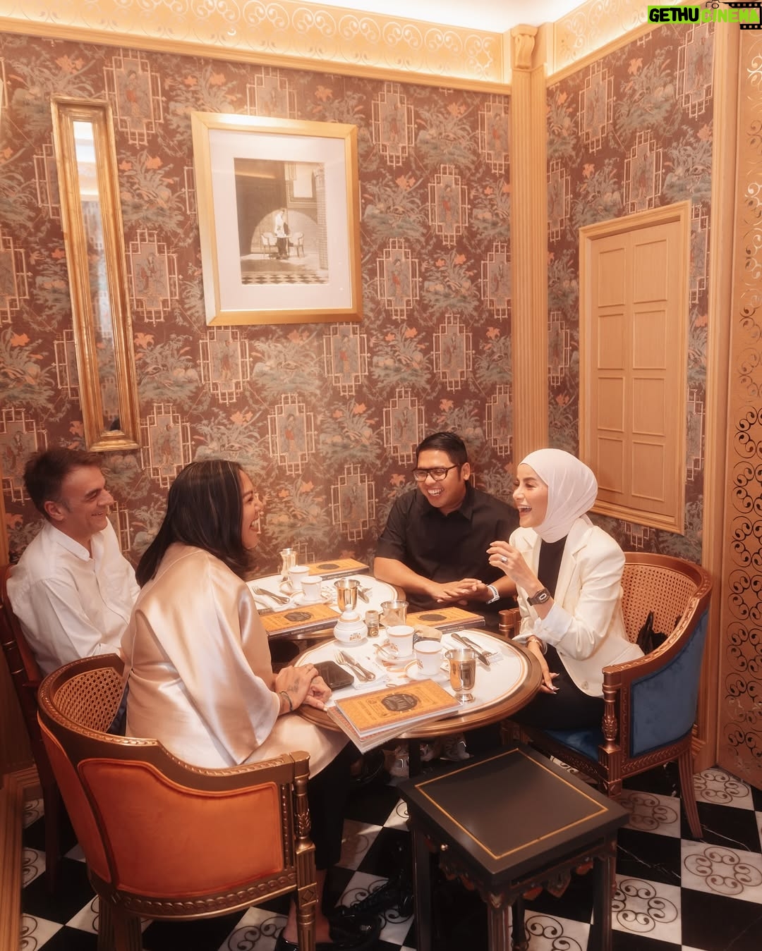 Olla Ramlan - 22.4K Likes - “Eat together, for shared meals bring even further blessings.” ✨🌙
Beberapa cuplikan sesi Iftar seru bersama my beloved ones, @cintaramlanunes @jomi.nunes @brotheralle minggu lalu di @bachacoffeeid Plaza Senayan! 🥰 ️
Selain si Chicken Supreme di Ramadan Set Menu serta beragram Hampers yang bisa custom, kata aku sih limited-edition Lychee, Raspberry & Rose Croissant mereka Midnight Sun Decaffeinated Coffee ditambah Chantilly cream & Tahiti vanilla = numero uno deh untuk buka puasa bareng orang-orang tersayang 🧡
#bachacoffee #bachacoffeeid