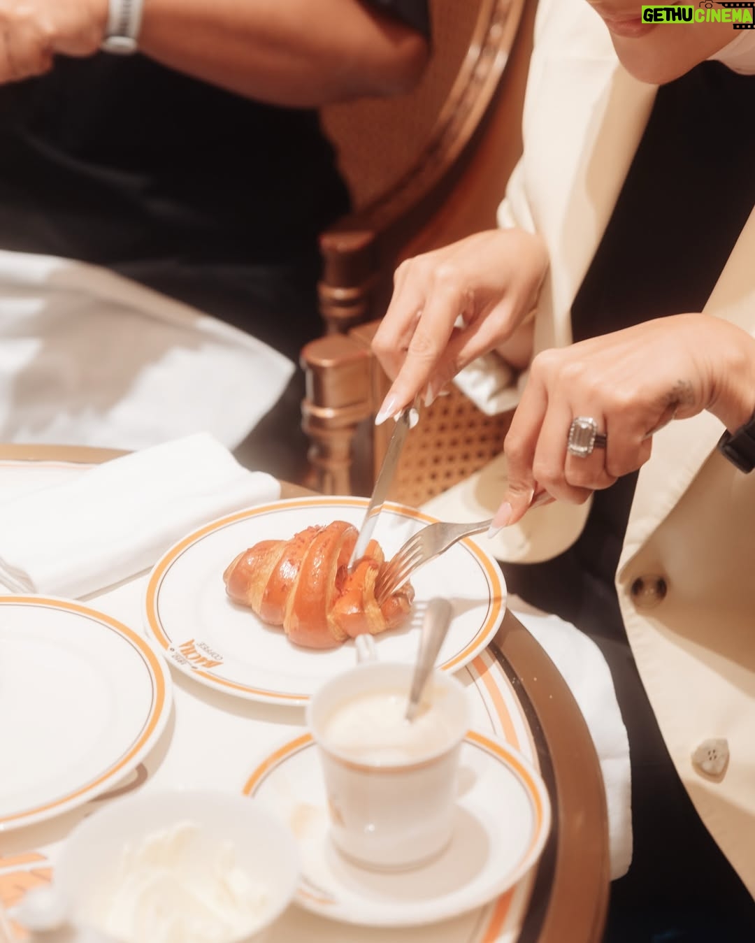 Olla Ramlan - 22.4K Likes - “Eat together, for shared meals bring even further blessings.” ✨🌙
Beberapa cuplikan sesi Iftar seru bersama my beloved ones, @cintaramlanunes @jomi.nunes @brotheralle minggu lalu di @bachacoffeeid Plaza Senayan! 🥰 ️
Selain si Chicken Supreme di Ramadan Set Menu serta beragram Hampers yang bisa custom, kata aku sih limited-edition Lychee, Raspberry & Rose Croissant mereka Midnight Sun Decaffeinated Coffee ditambah Chantilly cream & Tahiti vanilla = numero uno deh untuk buka puasa bareng orang-orang tersayang 🧡
#bachacoffee #bachacoffeeid