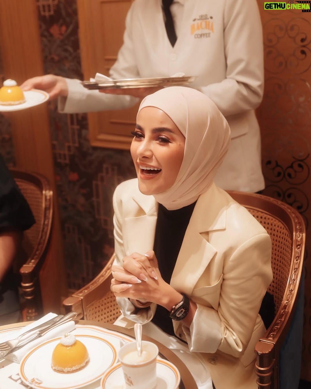Olla Ramlan - 22.4K Likes - “Eat together, for shared meals bring even further blessings.” ✨🌙
Beberapa cuplikan sesi Iftar seru bersama my beloved ones, @cintaramlanunes @jomi.nunes @brotheralle minggu lalu di @bachacoffeeid Plaza Senayan! 🥰 ️
Selain si Chicken Supreme di Ramadan Set Menu serta beragram Hampers yang bisa custom, kata aku sih limited-edition Lychee, Raspberry & Rose Croissant mereka Midnight Sun Decaffeinated Coffee ditambah Chantilly cream & Tahiti vanilla = numero uno deh untuk buka puasa bareng orang-orang tersayang 🧡
#bachacoffee #bachacoffeeid