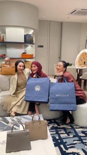 Olla Ramlan Instagram - Makaci Mami @ollaramlan yg selalu ngeborong dr th 2010 , Makaci juga @merdioctav sayang 🫶🏻🌹 #Spacelux