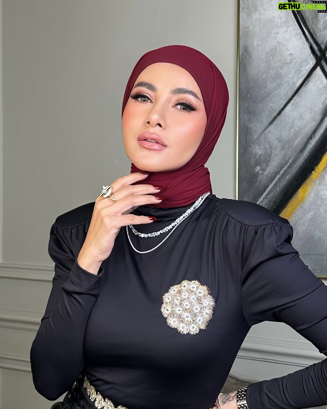 Olla Ramlan - 3.6K Likes - Strong, confident, and unapologetically independent—building my own path, one step at a time.
@ollaramlan for @guerlain ✨
Makeup @ariekhayzmakeup
Outfit @vickymarcia
#Ariekhayzmakeup #OLLARAMLAN