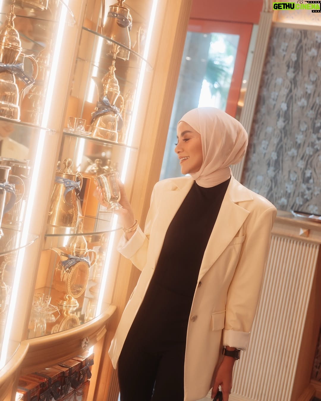 Olla Ramlan - 22.4K Likes - “Eat together, for shared meals bring even further blessings.” ✨🌙
Beberapa cuplikan sesi Iftar seru bersama my beloved ones, @cintaramlanunes @jomi.nunes @brotheralle minggu lalu di @bachacoffeeid Plaza Senayan! 🥰 ️
Selain si Chicken Supreme di Ramadan Set Menu serta beragram Hampers yang bisa custom, kata aku sih limited-edition Lychee, Raspberry & Rose Croissant mereka Midnight Sun Decaffeinated Coffee ditambah Chantilly cream & Tahiti vanilla = numero uno deh untuk buka puasa bareng orang-orang tersayang 🧡
#bachacoffee #bachacoffeeid